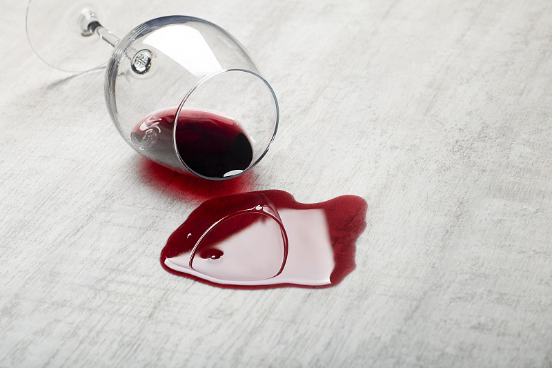 打开酒瓶时，什么会导致无气葡萄酒从瓶中喷出？