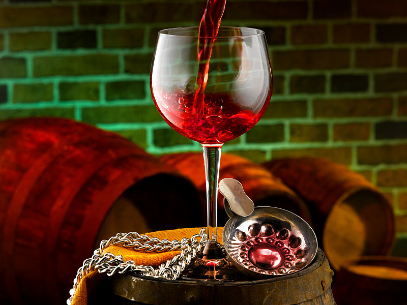 葡萄酒标签上的“产自”和“庄园瓶装”表示什么？