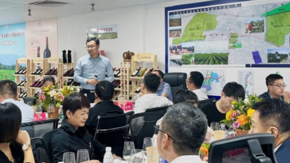 凯仕丽酒庄在广州市开设的“红寺堡区农特产品展示厅”指导工作